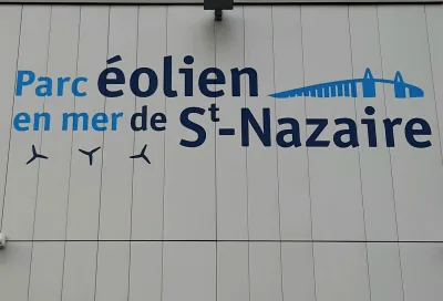 Éoliennes du parc en mer de Saint-Nazaire à l'horizon, au large de La Turballe