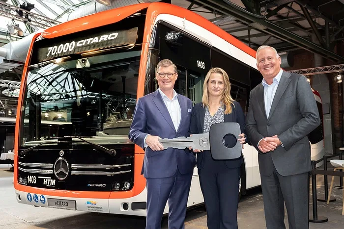 Remise du 70 000e bus Citaro, un eCitaro électrique, par des dirigeants de Daimler Buses à l'opérateur HTM à Berlin