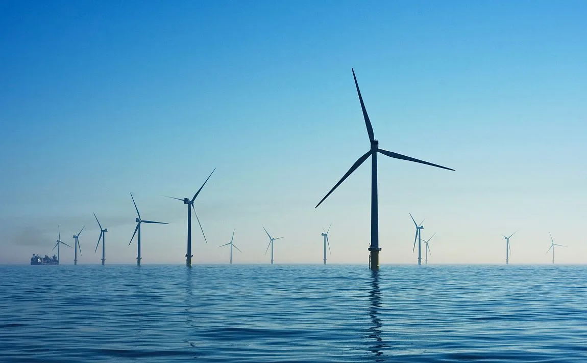 Éolienne en mer au large d'un littoral