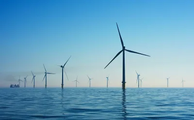 Éolienne en mer au large d'un littoral