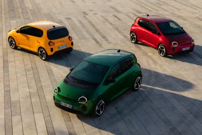 Trois Twingo E-Tech electric (jaune Mango, rouge, vert) vues de dessus sur une esplanade