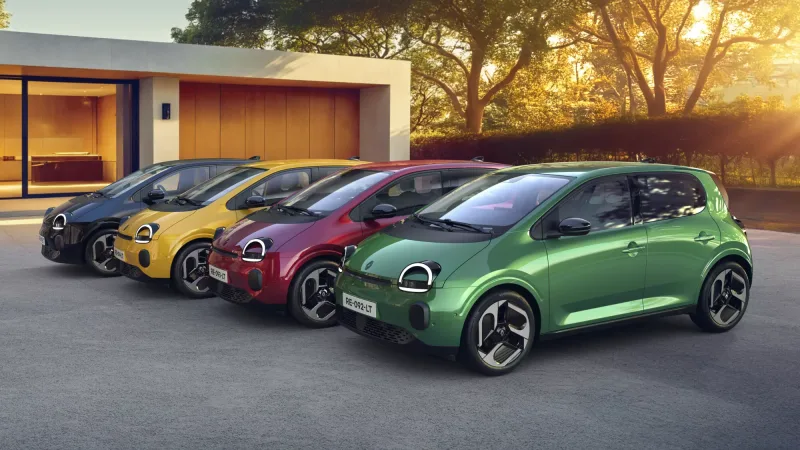 Gamme de quatre Twingo E-Tech electric de couleurs différentes garées devant une maison