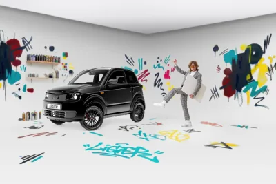 Ligier Myli noire dans un décor graffiti, avec un jeune artiste