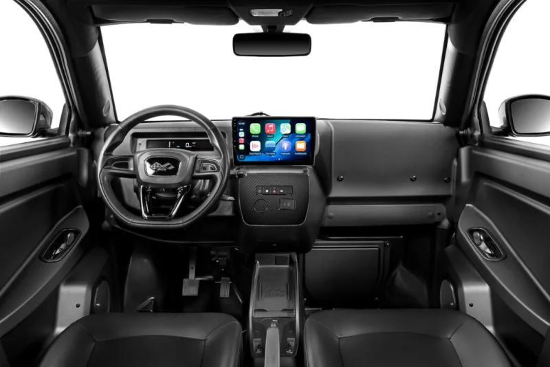 Tableau de bord de la Ligier Myli avec écran tactile CarPlay