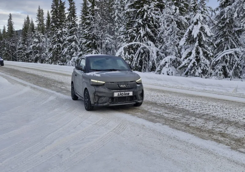 Voiturette Ligier grise sur une route enneigée en Norvège