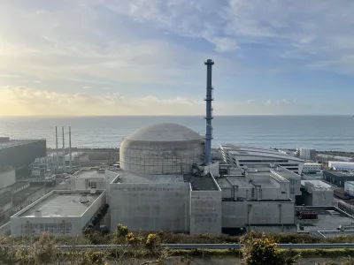 Dôme du réacteur EPR de Flamanville 3 face à la mer, avec la cheminée bleue