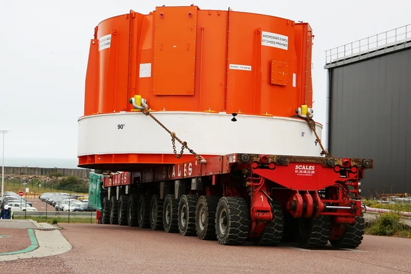 Couvercle de cuve orange sur un convoi exceptionnel sur le site de Flamanville