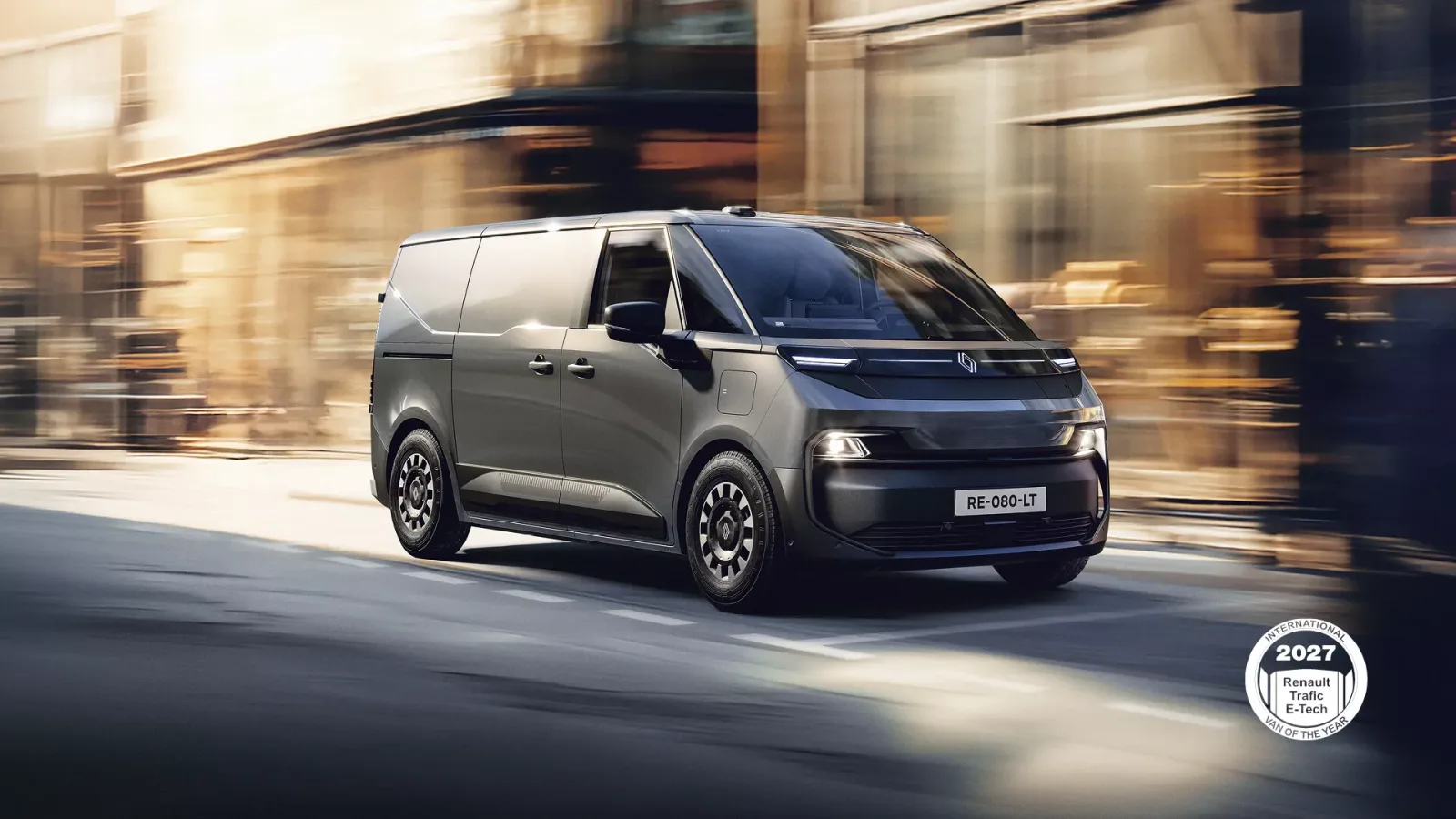 Renault Trafic Van E-Tech electric, fourgon utilitaire électrique vu de trois quarts