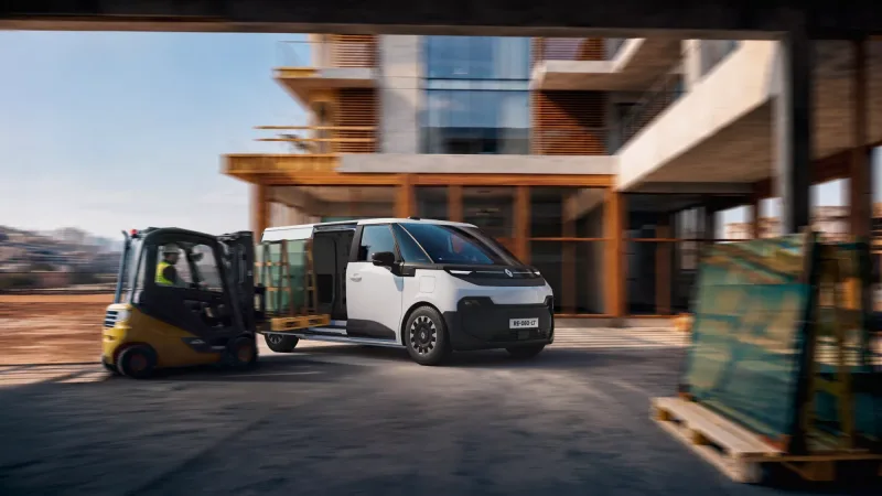 Trafic Van E-Tech electric blanc et noir chargé de palettes par un chariot élévateur