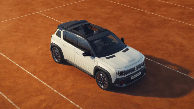 Renault 4 E-Tech electric bicolore vue du dessus sur terre battue