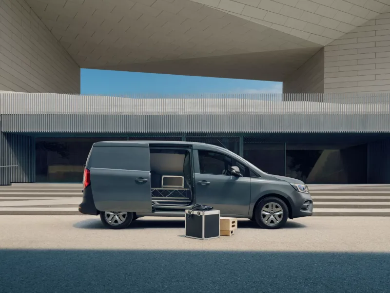 Renault Kangoo Van gris, porte latérale ouverte, caisses à côté