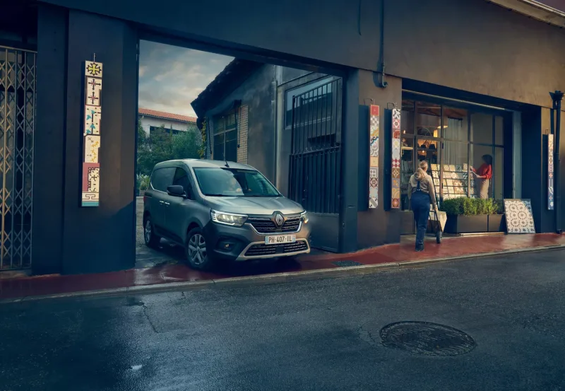 Renault Kangoo Van gris garé devant un commerce