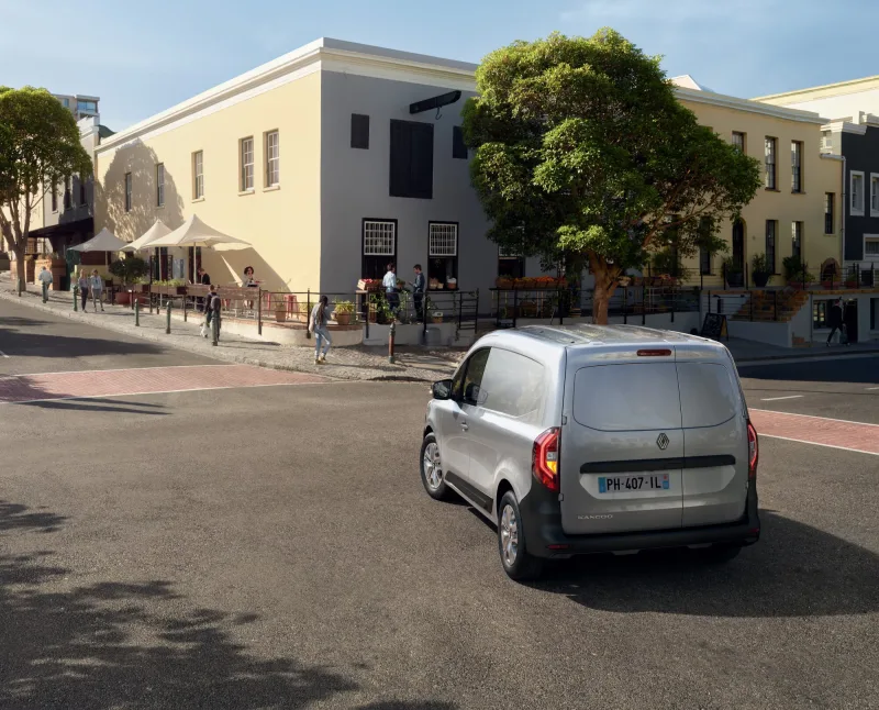 Renault Kangoo Van gris clair vu de l'arrière dans une rue