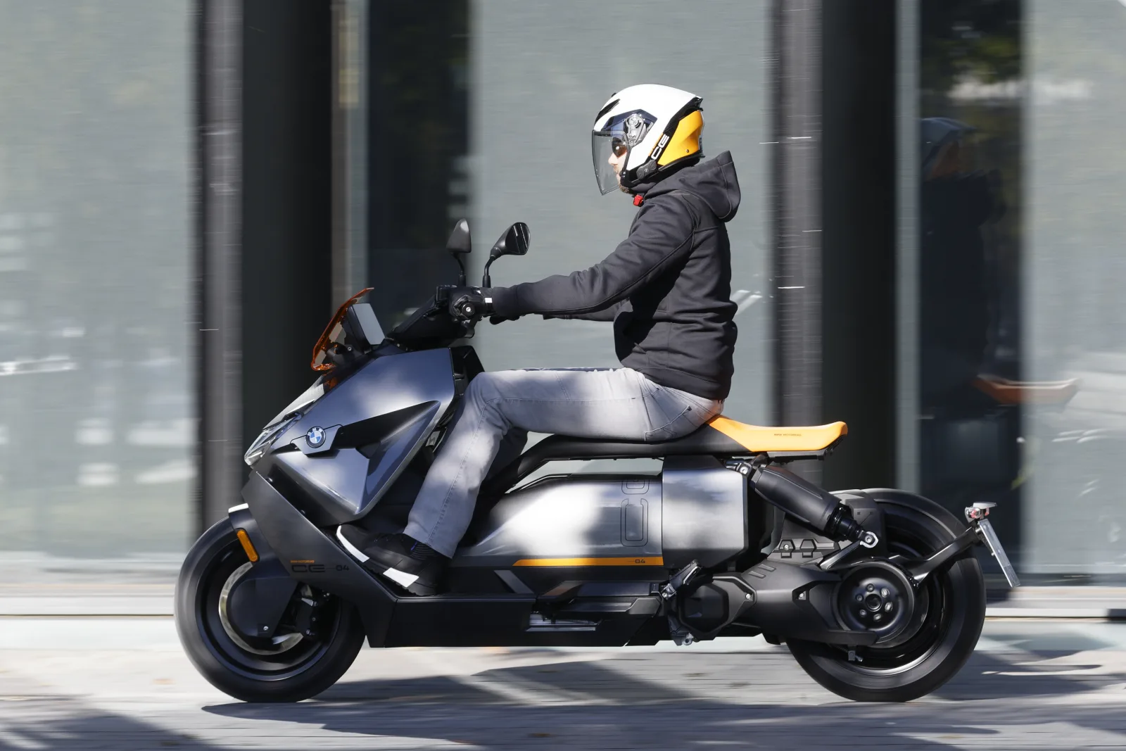 BMW CE 04 en circulation en ville