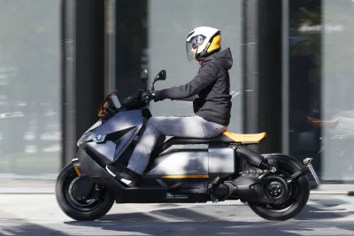 BMW CE 04 en circulation en ville